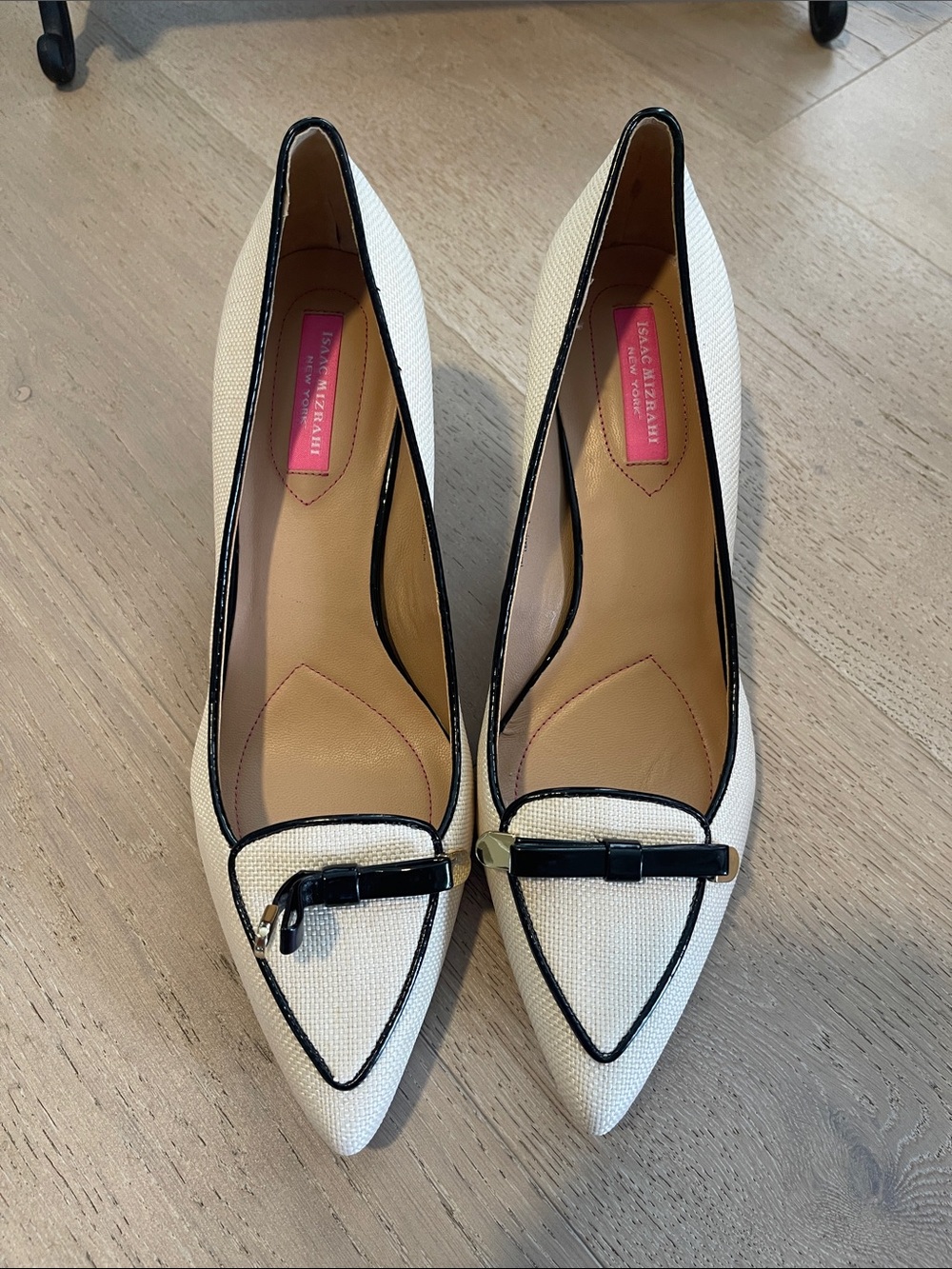 NEW-Isaac Mizrahi New York Size 10m cream black pointed toe textured bow pumps-